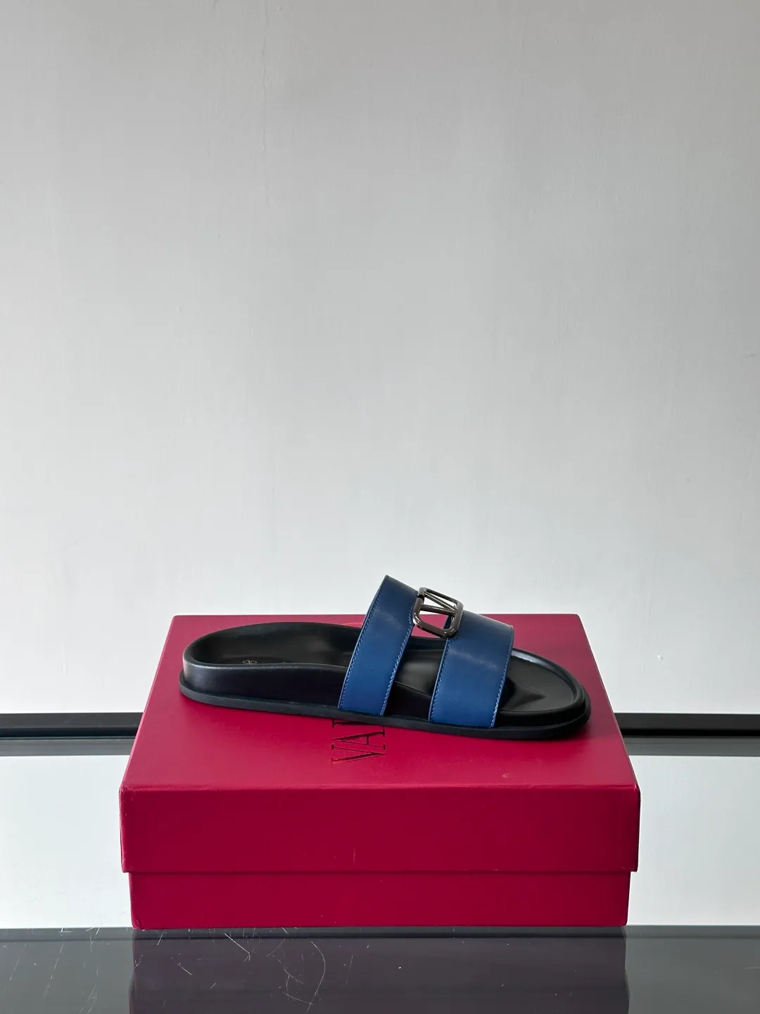 Men's shoes 💰p320 "VALENTINO" Valentino Men's 🧍‍♂️ Spring and summer new style metal rivet flat slippers, elegant sandals, the same style worn by celebrities, original molding, imported calfskin. Rubber outsole. Soft and durable, full set of counter packaging size: 39-44 (customized at 38.45.46)